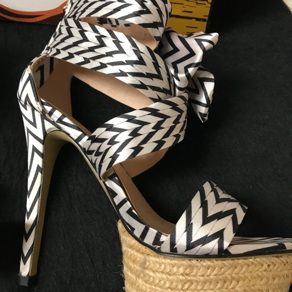 WOW 🤩 | Zigi Soho 4” Heels | Striking B&W & Bows - Picture 5 of 13